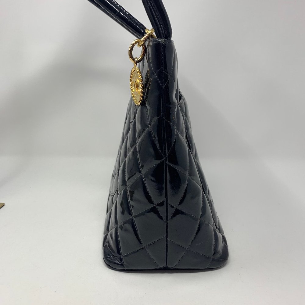 authentic Chanel Quilted  Leather CC Logo bag - Picture 5 of 16